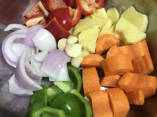 三汁焖鸡翅,将所有食材洗净。
土豆（大块）、胡萝卜、红青椒、洋葱切块，葱切段，姜切丝，蒜剥皮。