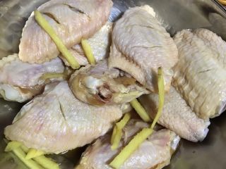 三汁焖鸡翅,在鸡翅两面上划几刀，用盐、料酒、酱油、姜丝腌制鸡翅，腌制时间越久越好。