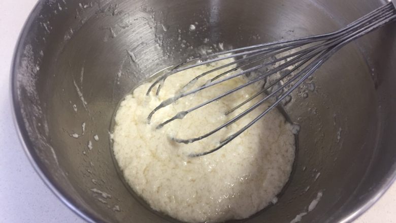 可可旋风瑞士卷（后蛋法）,用面粉筛筛入低粉，手动打蛋器划“Z”字不规则搅拌，尽量不要划大圆圈搅拌，会导致面糊起筋。