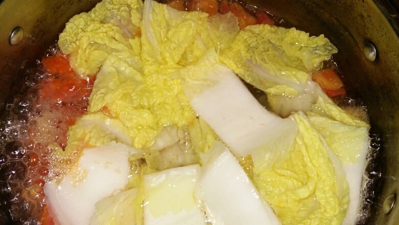 海鲜乌冬面,三四分钟后放入切段的白菜