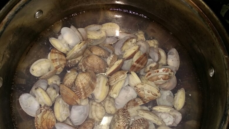 海鲜乌冬面,花蛤入水煮，等水滚后一分钟捞出，有利于清理花蛤内部的泥沙，捞出后换锅水煮，加入少量盐