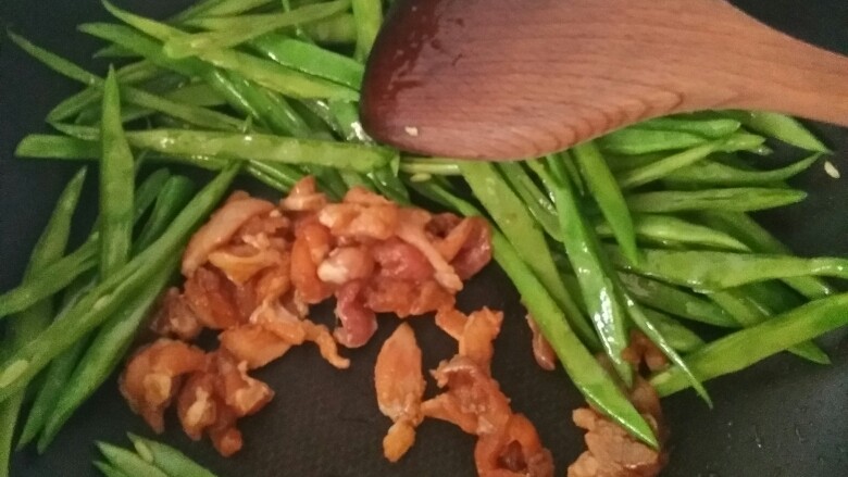 扁豆炒肉丝,加入腌制好的肉丝，翻炒