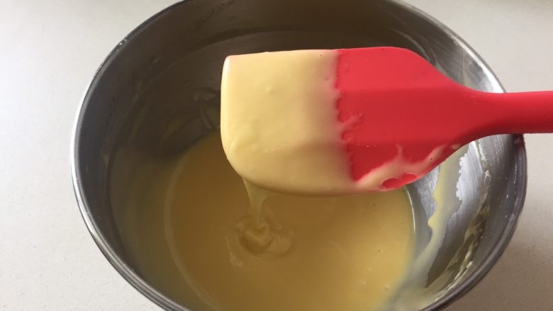 可可旋风瑞士卷（后蛋法）,把蛋清分在一个无油无水的打蛋盆里，蛋清里一定不能有蛋黄，否则会打发不起来。
蛋黄分在面糊里，同样划“Z”手法搅拌成细腻顺滑的蛋黄糊。