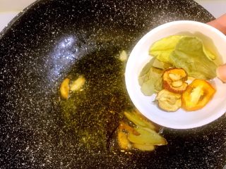 #食二星座#泰式酸辣汤牛腩,倒入香叶，八角，柠檬叶，山楂干和金桔干