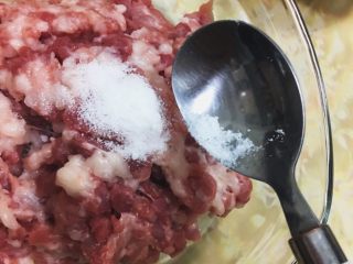 日式鬆軟豬肉排,將鹽加入梅花豬絞肉中