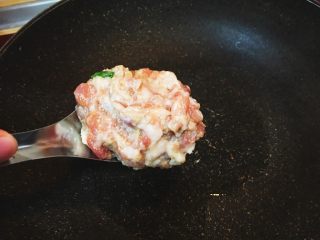 日式鬆軟豬肉排,取湯匙挖一勺步驟11的豬絞肉