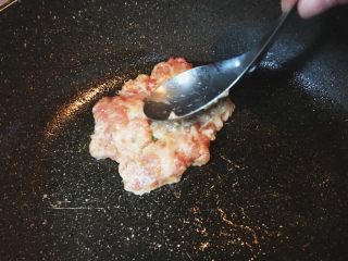 日式鬆軟豬肉排,以湯匙輕輕將步驟14的丸狀絞肉壓平