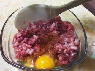日式鬆軟豬肉排,再加入雞蛋（全蛋）持續拌勻