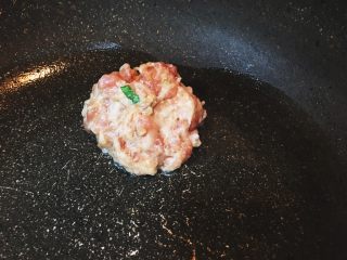日式鬆軟豬肉排,將豬絞肉放入鍋內