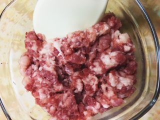 日式鬆軟豬肉排,開始將鹽及絞肉拌勻直至出現黏稠狀