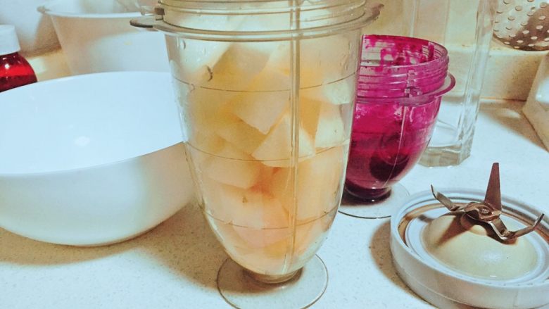 润肠减肥果汁,梨子也准备好榨汁。