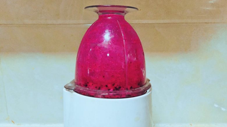 润肠减肥果汁,加50ml左右的<a style='color:red;display:inline-block;' href='/shicai/ 156925'>水</a>开始榨汁。
