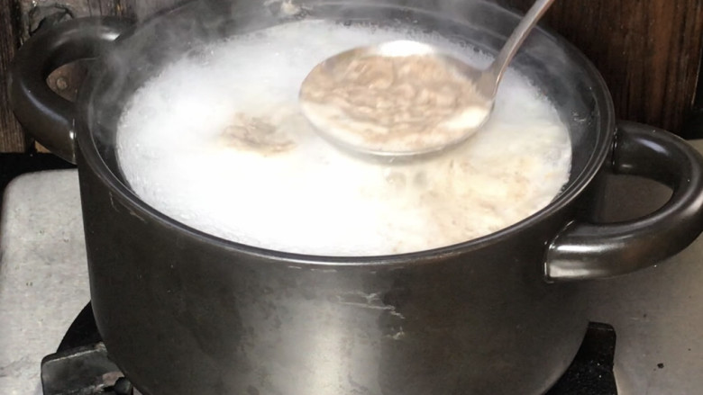 板栗萝卜骨头汤,撇去浮沫，转小火盖上锅盖，煮30分钟