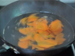 鲜香扑鼻的麻辣香锅,
烧开一锅水，将胡萝卜片倒进去汆烫至微微变软