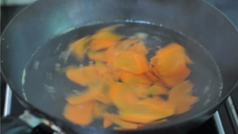 鲜香扑鼻的麻辣香锅,
烧开一锅水，将胡萝卜片倒进去汆烫至微微变软
