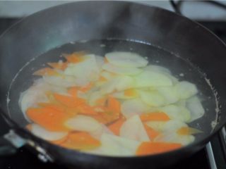 鲜香扑鼻的麻辣香锅,
将土豆片倒进去一起汆烫片刻