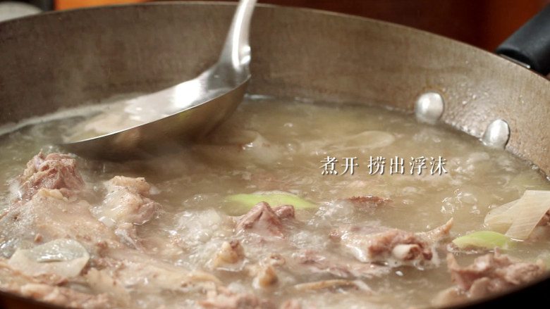 夏日养生菜——珍菌老鸭煲,将鸭肉放入水中，煮开，捞出浮沫