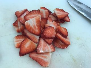 法式水果挞 Fruit Flan,草莓切成奇异果一样厚的薄片。法式甜点讲究的就是一致性。