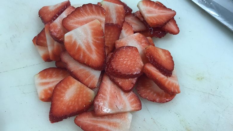 法式水果挞 Fruit Flan,<a style='color:red;display:inline-block;' href='/shicai/ 592'>草莓</a>切成奇异果一样厚的薄片。法式甜点讲究的就是一致性。