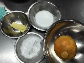 法式水果挞 Fruit Flan,准备好其他材料：100g糖，60g玉米淀粉，35g黄油