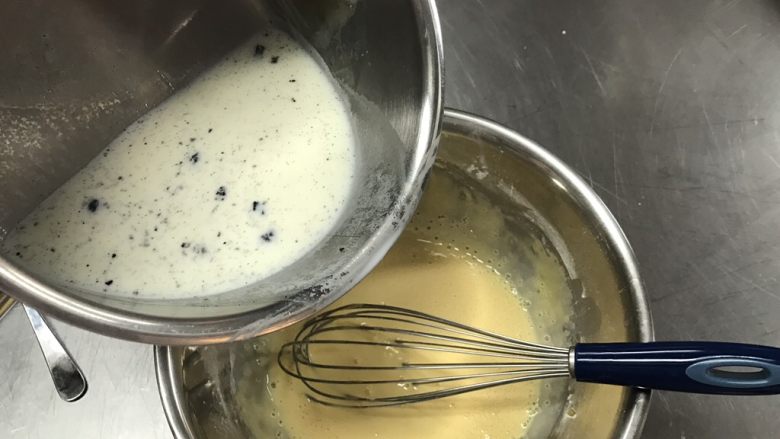 法式水果挞 Fruit Flan,把烧热的牛奶缓慢倒入。先倒入一小部分，混合均匀再慢慢倒入剩下的。如果一开始就全部快速倒入的话，牛奶的温度会直接煮熟鸡蛋。