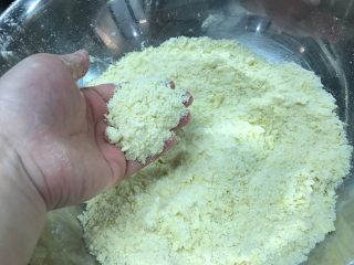 法式水果挞 Fruit Flan,先用手指尖捏揉黄油和面粉，让其混合在一起，之后用手掌搓揉到成沙状，就黄油被面粉均匀裹住，没有大块的黄油在里面，而且这个步骤要尽量快，不能让黄油融化。这个就是传统的rub in method，黄油能阻止面粉吸收水分，面粉就不会产生gluten（就是平时我们说的不会生筋），挞皮就会酥脆