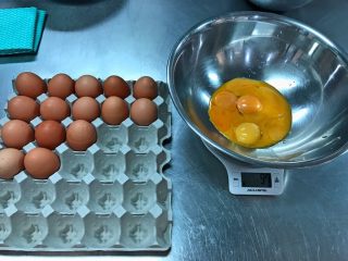 法式水果挞 Fruit Flan,在挞皮面团rest的时候来做挞馅。称量好100g蛋黄，一般一个蛋黄是15g-16g左右，所以大概是7-8个，要视鸡蛋大小决定。