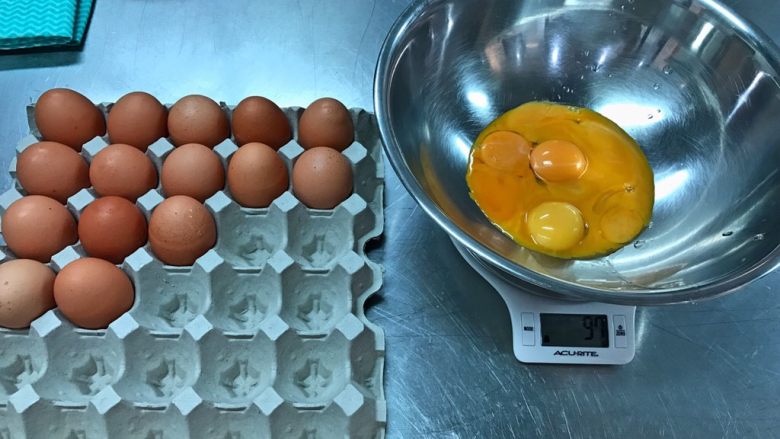 法式水果挞 Fruit Flan,在挞皮面团rest的时候来做挞馅。称量好100g蛋黄，一般一个蛋黄是15g-16g左右，所以大概是7-8个，要视鸡蛋大小决定。