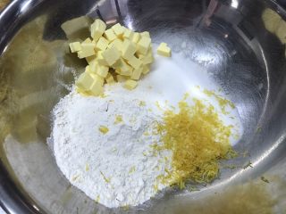 法式水果挞 Fruit Flan,250低筋面粉过筛，加入125g糖、切好的黄油块和一个柠檬皮屑