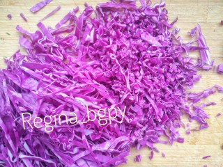 紫甘蓝菜糕,切碎，大小随意，颗粒大就熟得慢，建议小一点，更软糯