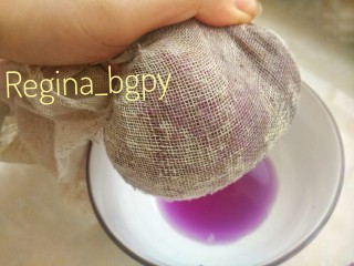 紫甘蓝菜糕,放进网布里，用力挤，挤出多余的水