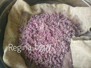 紫甘蓝菜糕,面粉，面粉一定分次放，让紫甘蓝的表面薄薄包住一层面粉就好，放到蒸锅上