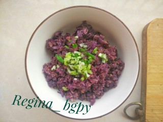 紫甘蓝菜糕,上汽后10min就行，也可以尝尝，觉得硬就再蒸一会儿。
盛出撒上葱花备用