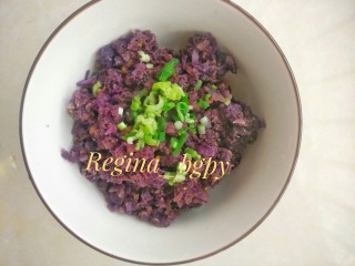 紫甘蓝菜糕,将热油倒在葱花上，撕拉一声，完工！