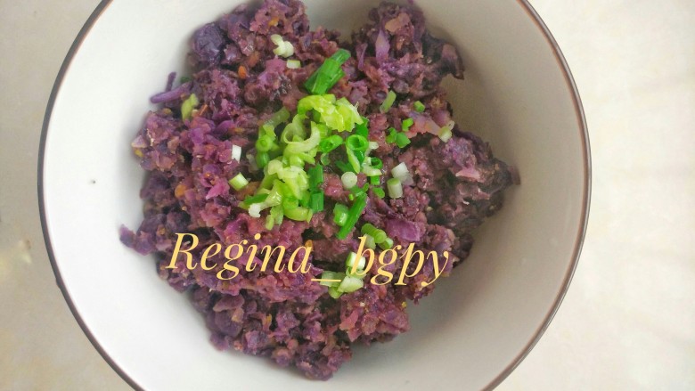 紫甘蓝菜糕,将热油倒在葱花上，撕拉一声，完工！
