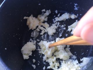 鸡蛋版赛螃蟹,拿筷子快速地划拉开
