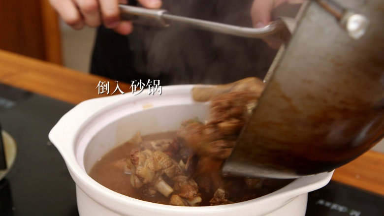 夏日养生菜——珍菌老鸭煲,将食材倒入提前准备好的砂锅中去