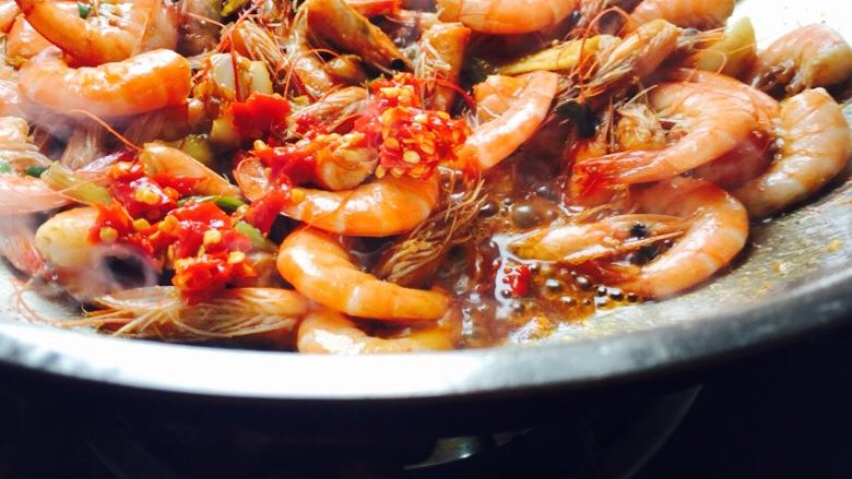回味无穷虾,放入剁辣椒。如果没有剁辣椒口味也不错的，放辣椒很下饭