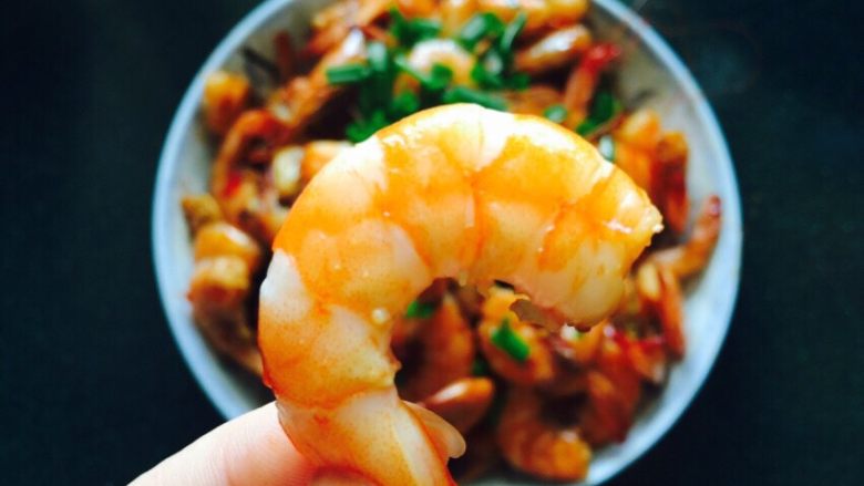 回味无穷虾,新鲜的虾，肉质紧致Q弹。大家跟着蘑菇的菜谱一起做吧。