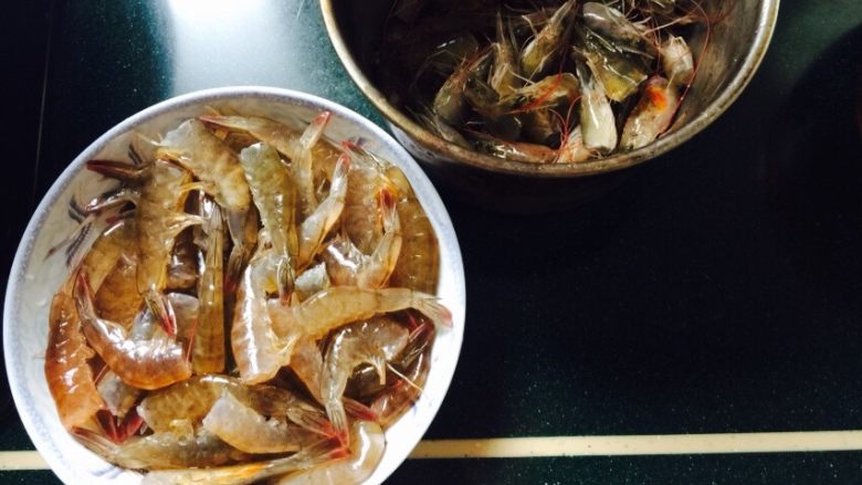 回味无穷虾,新鲜的活虾、虾头虾尾分开