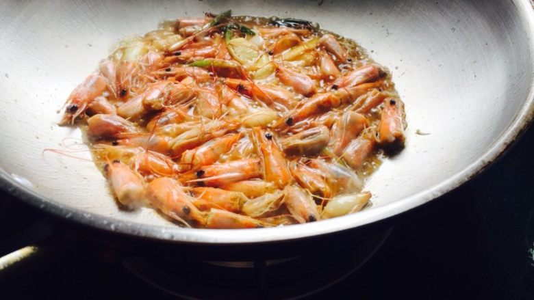 回味无穷虾,虾黄经过油煎后汤汁很香很鲜，现在虾头已熟