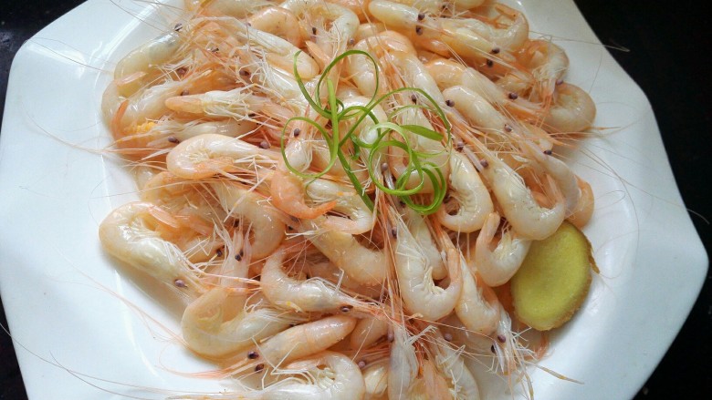 盐水虾,装盘，放上葱丝卷