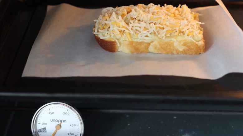 乳酪榴莲土司披萨,小心的移到铺了油纸的烤盘，也可以直接在烤盘上操作