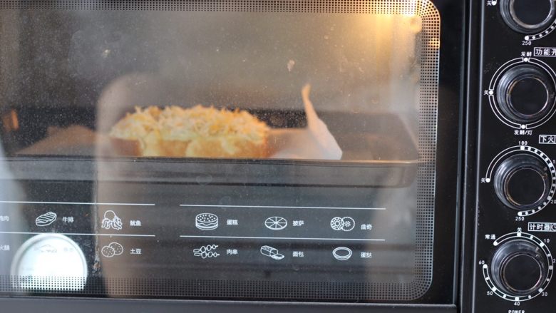 乳酪榴莲土司披萨,烤箱上火170度下火130度十分钟