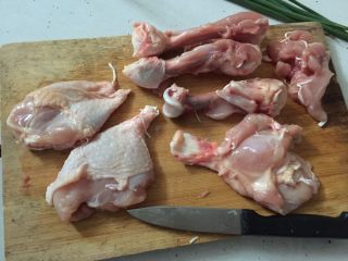 鸡腿包饭,鸡腿用小刀去骨，切开后翻面撕拉出来，如图右边，然后再翻面回去即可（左边），如果肉太厚可以取一些下来，待会用来炒饭，骨头可以用来煲汤