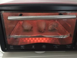 鸡腿包饭,放入预热好的的烤箱中层以170摄氏度烤25分钟