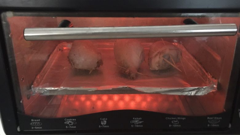 鸡腿包饭,放入预热好的的烤箱中层以170摄氏度烤25分钟