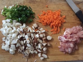 鸡腿包饭,杏鲍菇、鲜香菇、胡萝卜、鸡肉切丁，葱切花