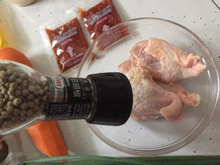 鸡腿包饭,然后将鸡肉放入碗里撒上胡椒碎搅拌均匀后盖上保鲜膜放入冰箱冷藏半小时