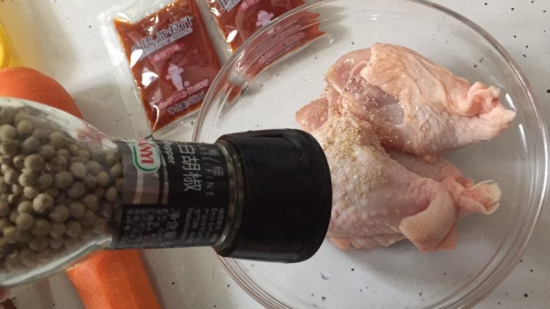 鸡腿包饭,然后将鸡肉放入碗里撒上胡椒碎搅拌均匀后盖上保鲜膜放入冰箱冷藏半小时